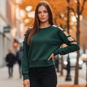 Small 3-5 Juniors No Boundaries Forest Green Sweatshirt Cut-Out Longsleeves